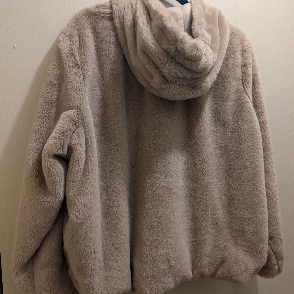 Forever 21 Beige Plush Faux Fur Zip-Up Hoodie Teddy Jacket Women's Plus- 2X - Picture 7 of 16